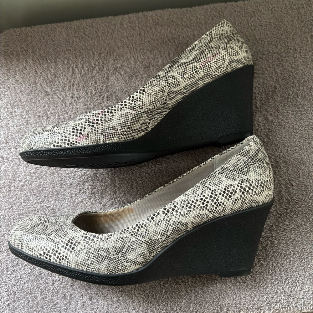 American Living White Snake-Print 2.5’ Wedge Pumps with Black Heel Like New.